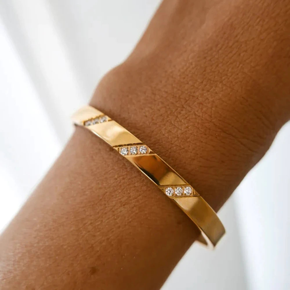 Uworld Simple Statement 18k Gold Color Cuff bracelet Stainless Steel Jewelry Waterproof Opening Cubic Zirconia Bangles For Women